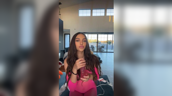 Teen Beauty Love to Showing Off her Tits and Sucking a Dildo While in Live Stream Video