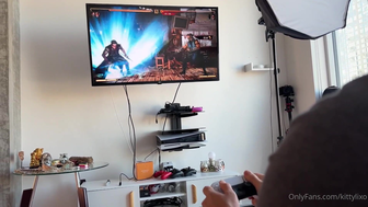 Kittylixo Cosplay Babe Seduces Her Gamer BF and Getting Fucked on Couch Video