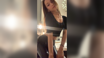 Ellieleen1 Takes Off her Pants And Shows Her Pussy Onlyfans Video