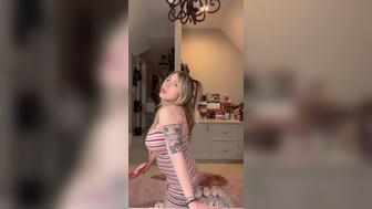 Lizkatzofficial Stripping While Naked And Shows Her Wet Pussy Onlyfans Video