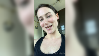 Onlyisla Naughty Milf Talking to her Fans in Live Onlyfans Video