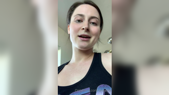 Onlyisla Naughty Milf Talking to her Fans in Live Onlyfans Video