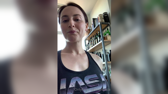 Onlyisla Naughty Milf Talking to her Fans in Live Onlyfans Video