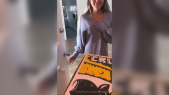 Alesniaxxx Seduced Delivery Boy and Getting Pussy Fuck in Kitchen Onlyfans Video