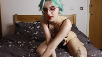 Lyracr0w0 Busty Slut Uses Dildo to Drips her Juicy Pussy on Bed Onlyfans Video