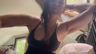 Giannaofficial Pillow Ride While Joi Onlyfans Video