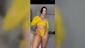 Zahra Elise Showing Off Her Massive Ass Cheeks In Yellow Lingerie Onlyfans Video