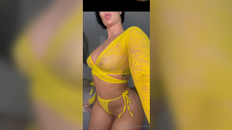 Zahra Elise Showing Off Her Massive Ass Cheeks In Yellow Lingerie Onlyfans Video