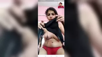 The girl showed her beautiful tits by taking off her black bra on a video call
 Indian Video