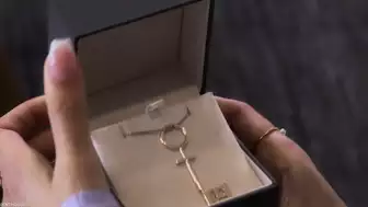 Izzy Green Shows Off Her Curvy Goddess Body in Lingerie and Heels Before Naked Tease Video