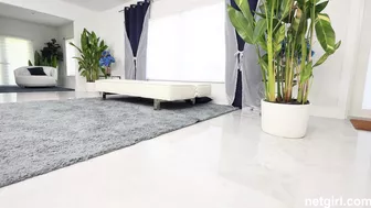 Netgirl Eviee Rides Couch in Solo 4K Casting Couch Video