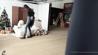 EkaterinaLisina teases her feet in cozy Christmas setting in this OnlyFans video.
