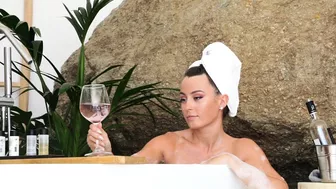 Anna Zapala naked in soapy bathtub teasing with wine glass in PPV video