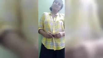 The wife took off her shirt and pajama and pressed her white boobs, showing the triangle of the pussy
 Indian Video Tape