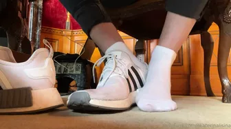 ekaterinalisina OnlyFans video Feet Tease with socks and sneakers during live stream.
