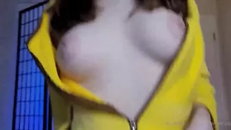 Rylie_Rowan Pikachu Cosplay Teasing her Pussy in Bed Video