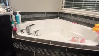 Strawberrytabby Curvy Goddess with Big Boobs plays with her pussy in the Bathroom using a glass dildo