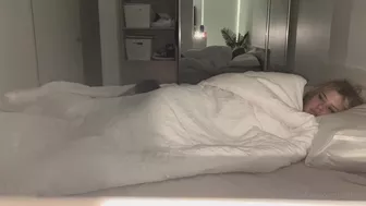 Utahjaz gets naked in bed for a steamy bedroom sex tape video leaked from OnlyFans.