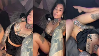 babyxgwen spreads her pussy in bed showing off big boobs in a sexy black outfit