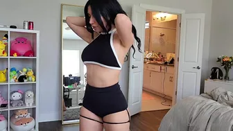 Alinity Fit Babe Teases Her Juicy Boobs in Sensual Dance Video on OnlyFans