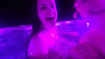 Isla Moon And Her Two Girls Have Lesbian Threesome In A Pool