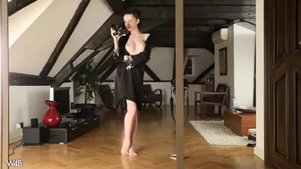Emily Bloom Drops Robe in Teasing OnlyFans Leak Video