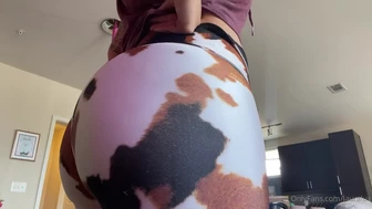 Laura Lux Teases her Sweaty Big Tits in Must-Watch OnlyFans Video