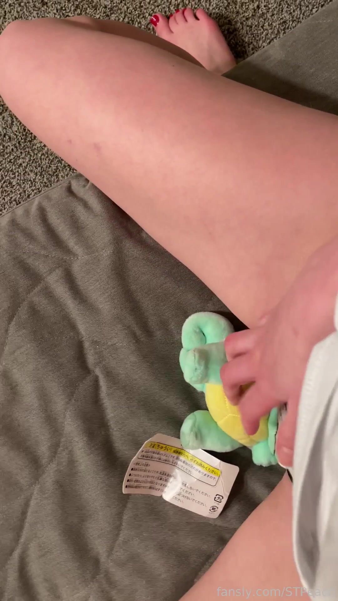Stpeach sfrega la sua succosa e birichina figa sul suo peluche preferito, nastro trapelato di Fansly
