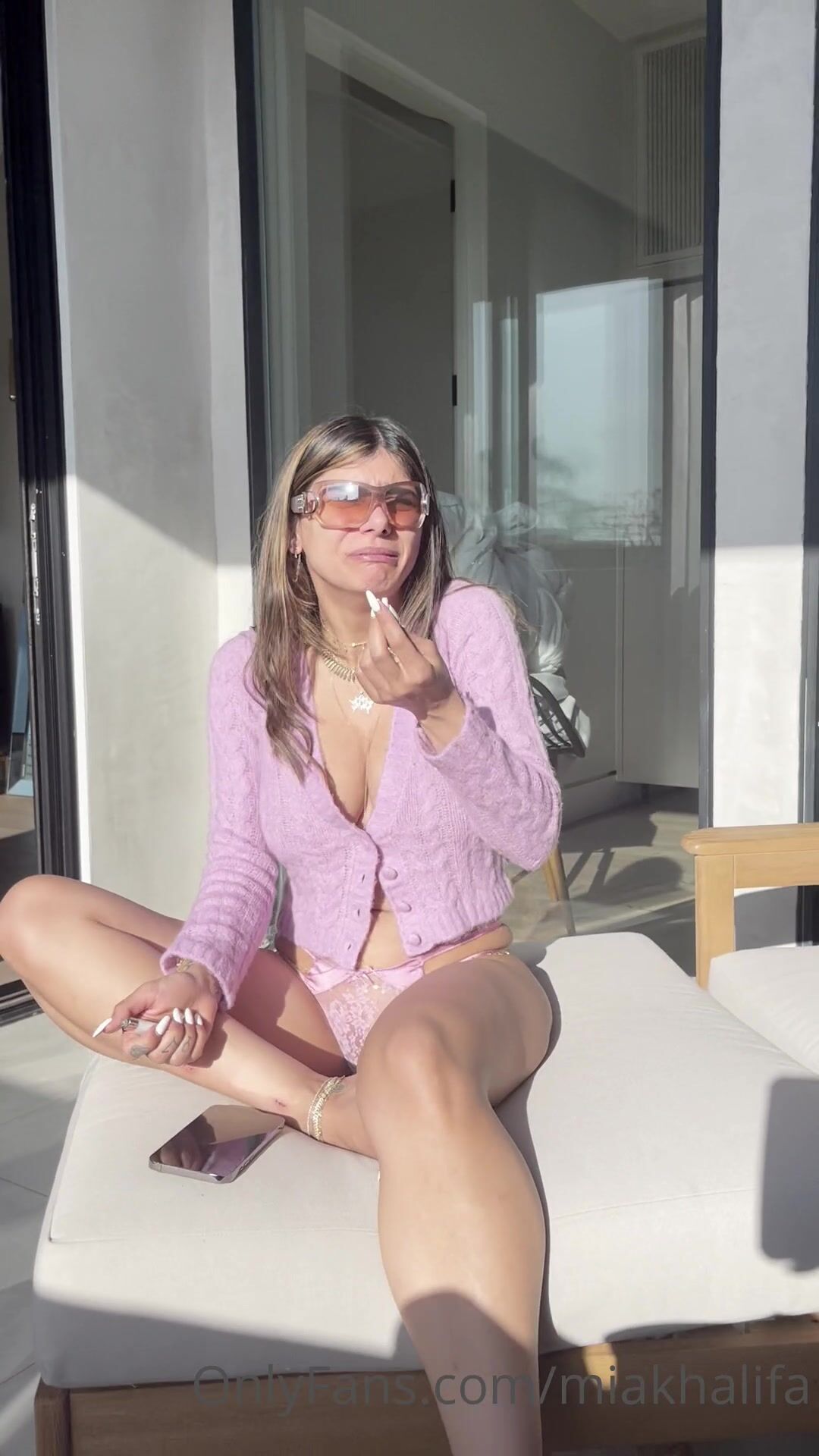 Mia Khalifa, büyük göğüslerini kapatarak kıyafetlerini çıkarıyor, Onlyfans sızdırılmış kaydı