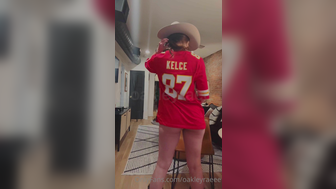 Oakleyraeee Sweet Cowgirl Twerks Her Booty On Cam Onlyfans Leaked Video
