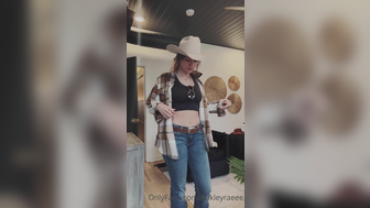 Oakleyraeee Taking Off Cloths One By One To Show Her Horny Body Onlyfans Leaked Video