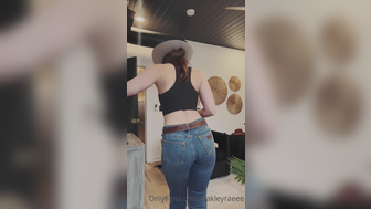Oakleyraeee Taking Off Cloths One By One To Show Her Horny Body Onlyfans Leaked Video