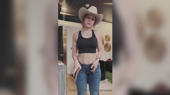 Oakleyraeee Taking Off Cloths One By One To Show Her Horny Body Onlyfans Leaked Video