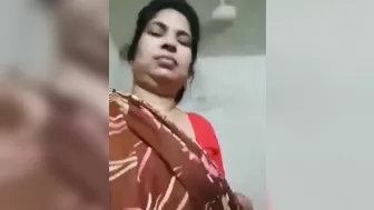 Chalu Bengalan aunty kissed Bihari uncle
 Indian Video