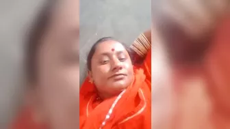 Village desi bhabhi showed pussy in video call
 Indian Video