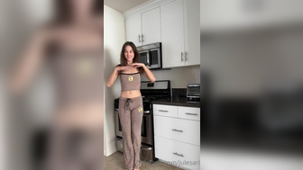 Julesari Lusty Babe Boobs Slip While Shaking Her Body and Shows Booty Onlyfans Video