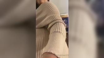 KatMari23 Hoe Lifts Her Dress And Showing Her Massive Ass OnlyFans Video